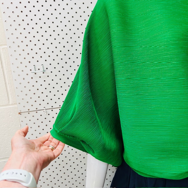 JACQUI FERNANDES / pleats please folded kelly green top / one size (3897916314001688427)