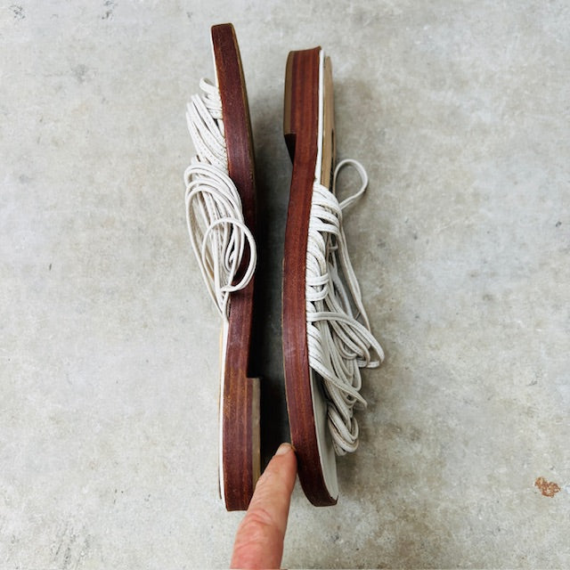 FRANCO BURRONE / white strappy slides with toe / 8 (3898401044691361156)