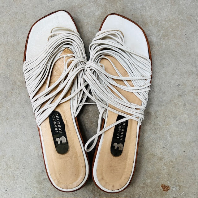 FRANCO BURRONE / white strappy slides with toe / 8 (3898401046531222427)