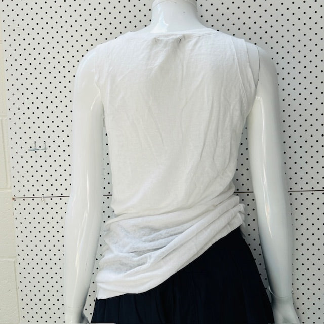 SCOPE / crisp white linen singlet / 12 (3898494426972550555)