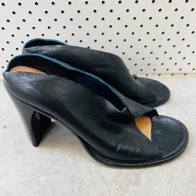 CoSTUME NATIoNAL  / leather mules / 39 (3900753686232297287)