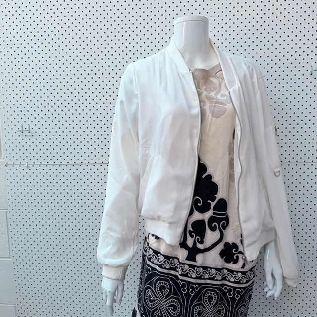 just jeans / white padded bomber jacket / m (3909214311232324162)