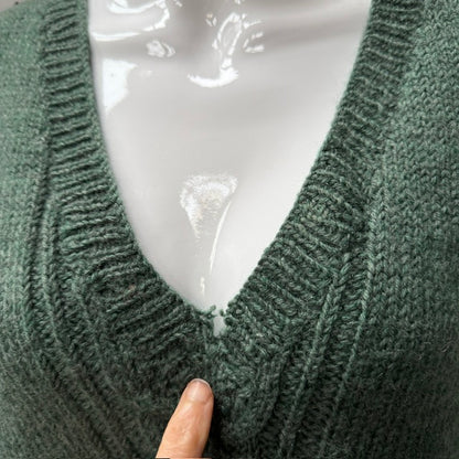 hand knitted / forrest green wool vest / m/l (3916143203494966309)