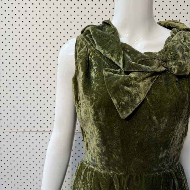 1960s vintage / sleeveless green silk velvet dress / s (3917349683608501583)