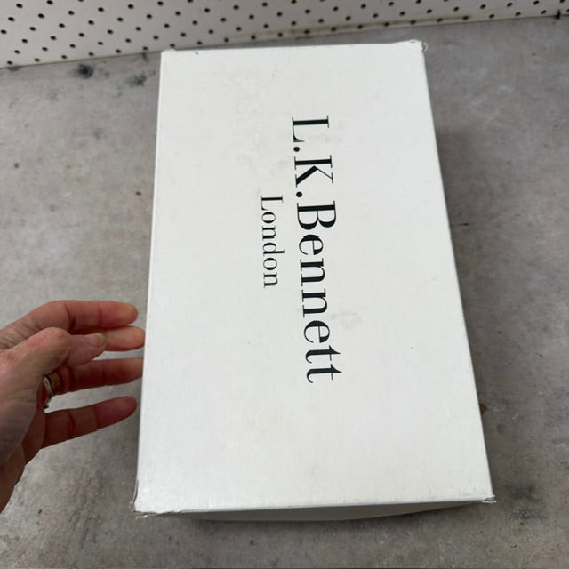 LK BENNETT / 'floret' stilettos / black patent leather / 38 (3919745897163756343)