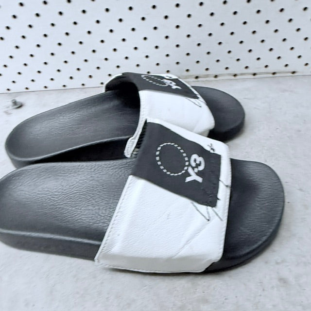 Y-3 x ADIDAS / white and black graphic slide sandals / 39 (3926155963121495562)