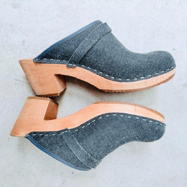FUNKIS / dark denim blue wooden clogs / Size 39 (3926155991341019304)