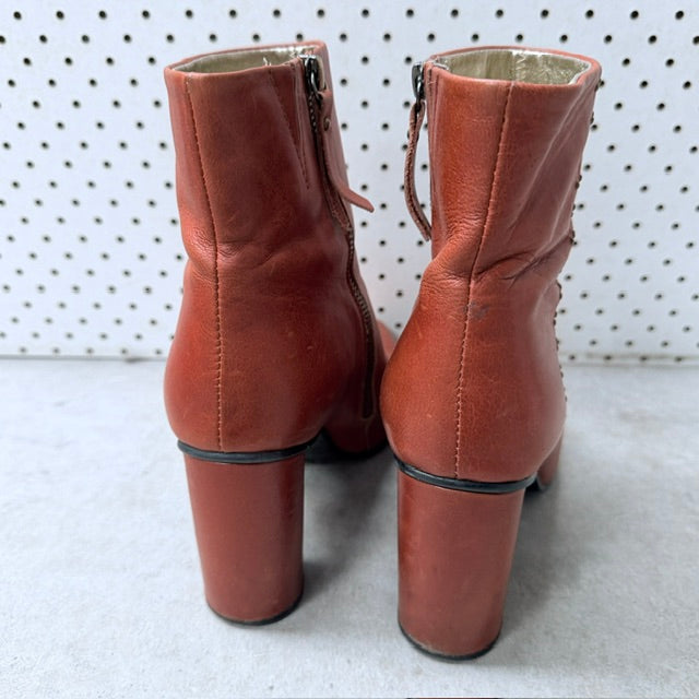 KATHRYN WILSON / rust brown leather studded ankle boots / Size 41 (3926156039919659034)