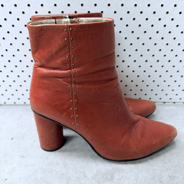 KATHRYN WILSON / rust brown leather studded ankle boots / Size 41 (3926156043046481013)