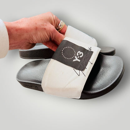 Y-3 x ADIDAS / white and black graphic slide sandals / 39 (3926156204996134140)