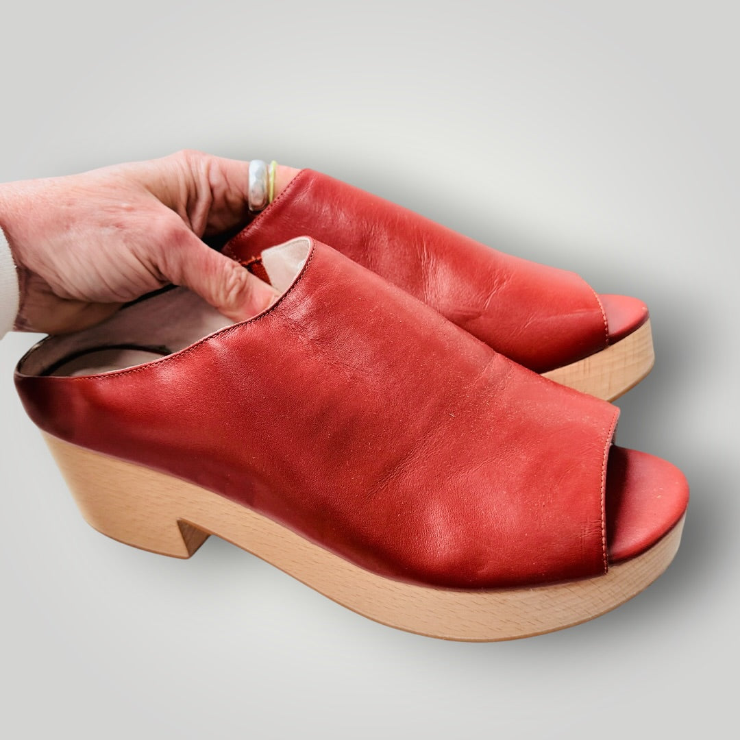 GORMAN / red/brown leather open-toe wooden clog mules / Size 40 (3926156219152864431)
