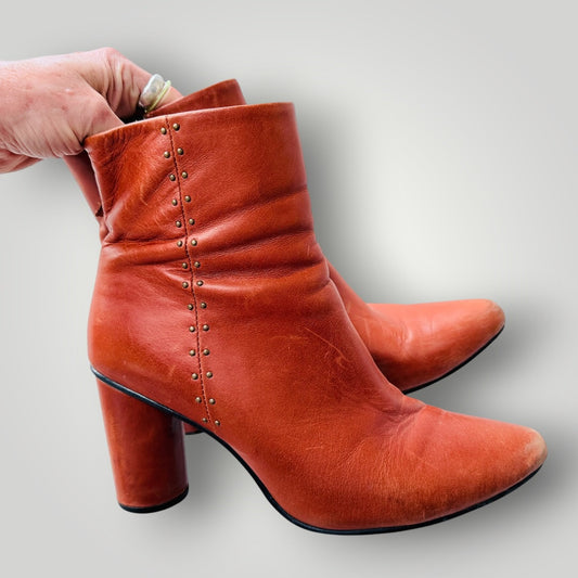 KATHRYN WILSON / rust brown leather studded ankle boots / Size 41 (3926156222967464552)