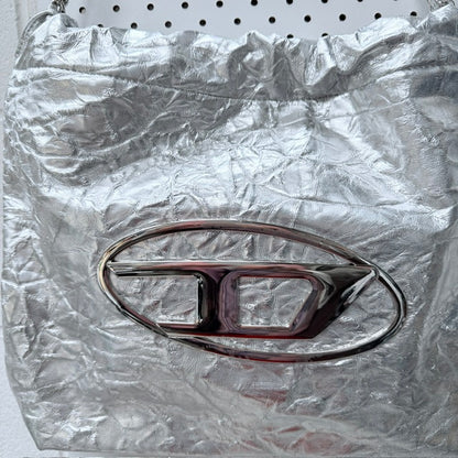 DIESEL / silver metallic crinkled leather chain shoulder bag (3926225623008395216)