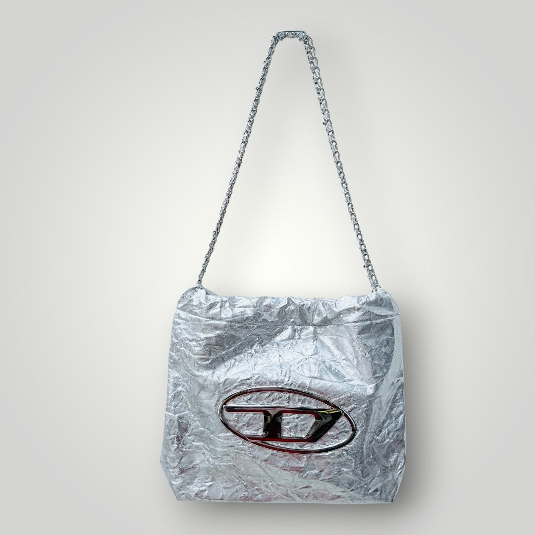 DIESEL / silver metallic crinkled leather chain shoulder bag (3926230044734078984)