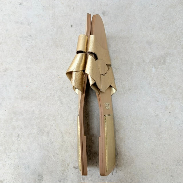 ZARA / metallic leather cross-strap flat sandals in gold / 41 (3926913377200629035)