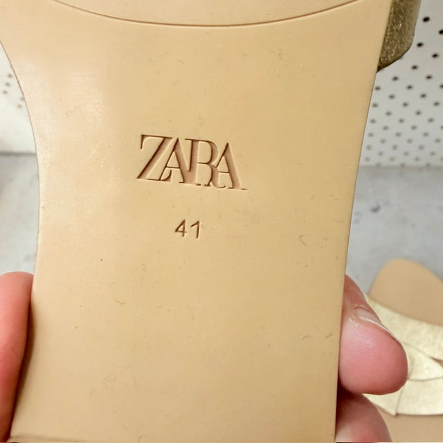 ZARA / metallic leather cross-strap flat sandals in gold / 41 (3926913381095184723)