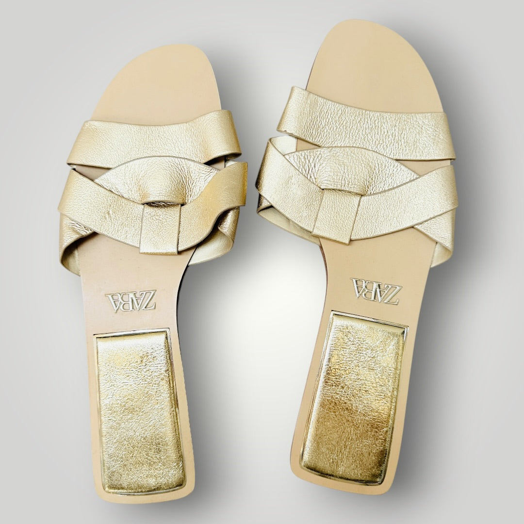 ZARA / metallic leather cross-strap flat sandals in gold / 41 (3926913738425382971)