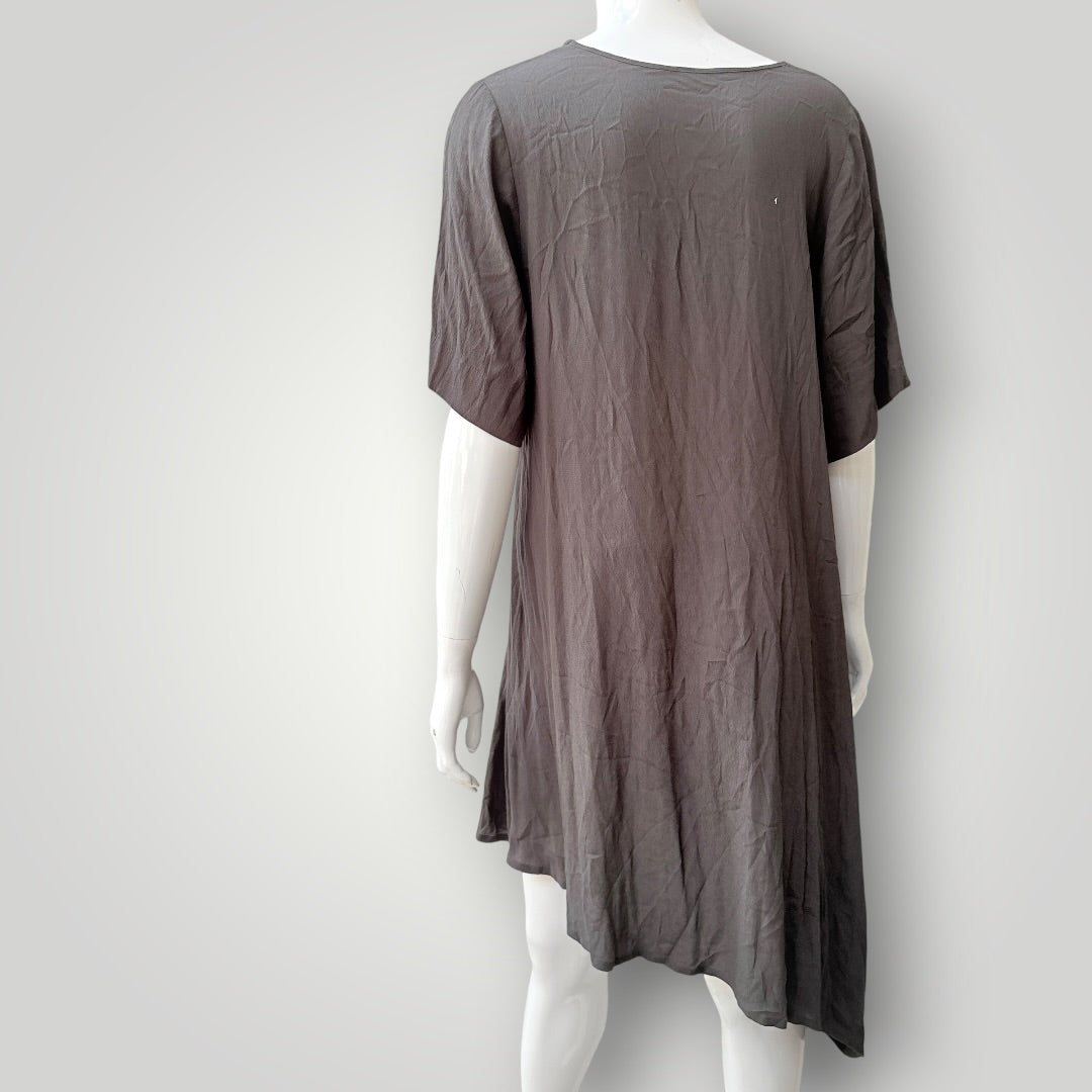 ET AL / charcoal grey asymmetric short sleeve tunic dress / M (3927694098569340928)