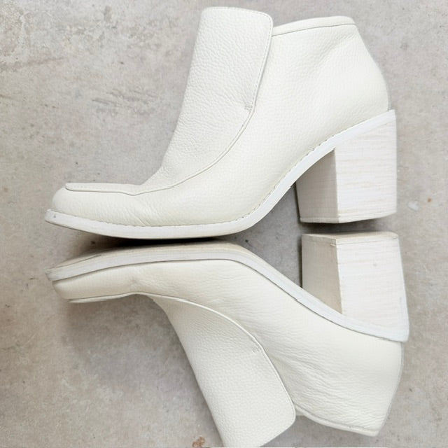 Intentionally Blank - White Leather Ankle Boots - Size 9 (3928058776523930972)