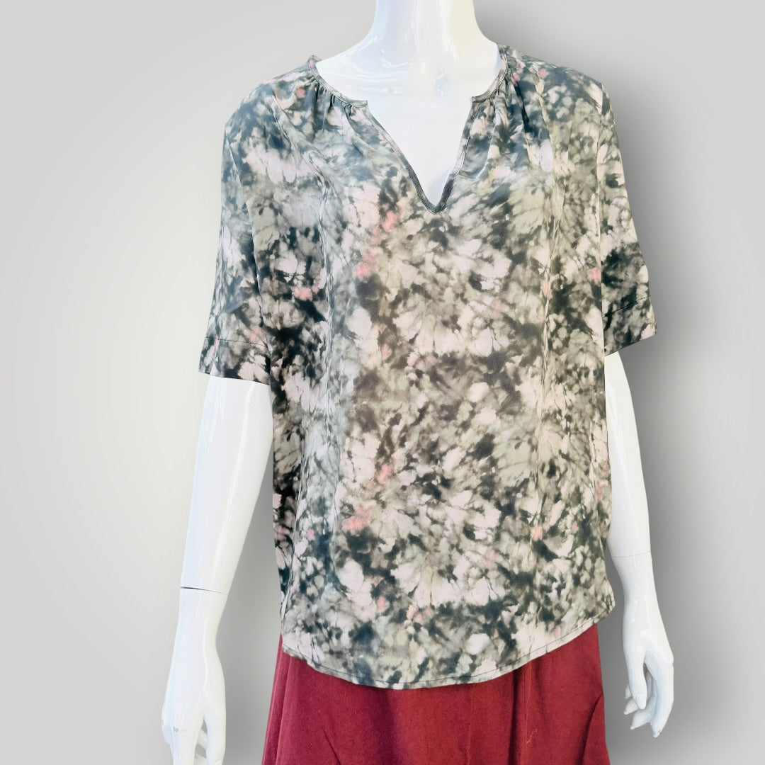 Juliette Hogan - V-Neck Short Sleeve Silk Top - Olive & Pink - Size S (3928210912408094364)