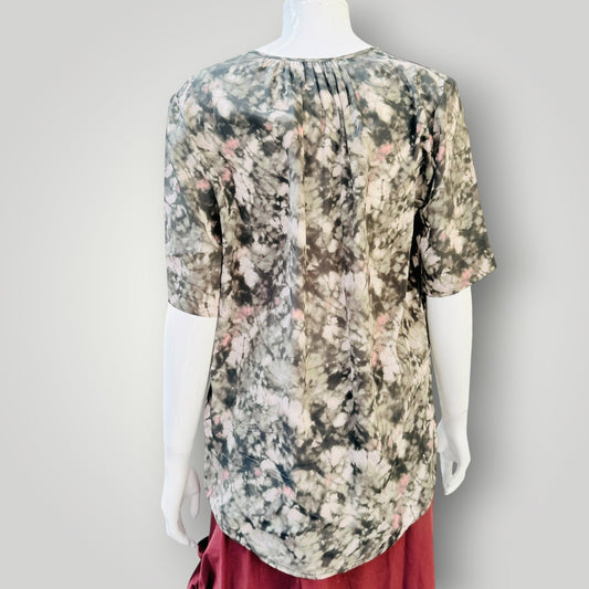 Juliette Hogan - V-Neck Short Sleeve Silk Top - Olive & Pink - Size S (3928210914045434900)